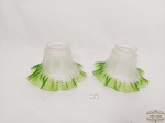 2 Cúpulas em Vidro Fosqueado babados tonalidade verde . Medida: 10 cm altura x 5 cm diametro e 15 cm diametro