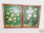 2 Quadros a oleo sob eucatex representando Flores com moldura patinada Ouro. Medida: 34 cm x 45 cm
