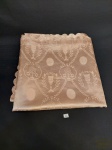 Toalha de Mesa Retangular Judaica para Shabat . Composição acetinada tonalidade Rose Medida: 1,41 cm x 3,00 cm