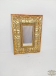 Espelho de Parede em Madeira Trabalhada com Policromia em Ouro. Apresenta pequena perda moldura . Medida 28 cm x 37 cm
