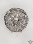 Prato De parede Medalhão Portugues com Flores em relevo em Prata 90 . Medida: 25 cm diametro