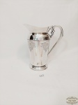 Jarra de Agua / Suco com coador corpo Cinzelado em Prata 90  Eberle. Medida:21 cm altura x 12,5 cm