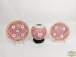 Lote 3 Peças sendo 1 vaso sob peanha e 2 pratos decorativos Porcelana Oriental. Medida: Vaso 16 cm altura  x 5 cm diâmetro