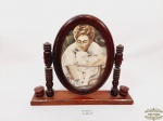 Porta retrato Oval em Madeira Nobre. Medida: 27,5 cm comprimento base x 23 cm altura