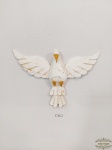 Divino espírito Santo em Madeira patinada de Branco. Medida: 28 cm x 18 cm.