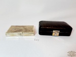 Lote 2 Caixas Decorativas e Metal e Tecido. sendo  uma cigarreira  Medida: Metal 14 cm x 9 cm e Preta 18 cm x 10 cm.