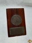 Medalha da ACM Campanha financeira 1978 sob base em madeira.