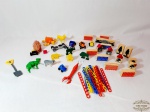 Lote de mais de 30 Brinquedos diversos sendo Peças montar e bichinhos. Medida 10 cm e 3 cm
