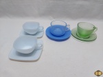 Lote de 4 xícaras de chá em vidro colorido, modelos diversos.