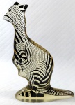 PALATNIK – Escultura cinética representando canguru em resina de poliéster de manufatura Abraham Palatnik. Medindo 20 cm de altura por 14 cm de comprimento. 
