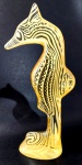 PALATNIK – Escultura cinética representando cavalo marinho em resina de poliéster de manufatura Abraham Palatnik. Medindo 20,5 cm de altura por 9,5 cm de comprimento. 
