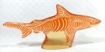 PALATNIK – Escultura cinética representando tubarão em resina de poliéster de manufatura Abraham Palatnik. Medindo 12,5 cm de altura por 27,5 cm de comprimento. 