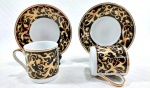 FINE PORCELAIN JAPAN - Refinado par de xícaras para café em porcelana JAPONESA decorada por volutas douradas sobre faixa negra, ao gosto Versace.  Medem 5,5 x 5 as xícaras e 11,2 cm de diâmetro os pires.