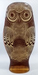 PALATNIK  Escultura cinética representando grande coruja marrom em resina de poliéster de manufatura Abraham Palatnik. Medindo 39 cm de altura por 19,5 cm de comprimento.