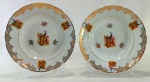 PORCELANA REAL - Par de pratos de sopa em porcelana decorada por arabescos em ouro e figuras de pavões em rica policromia. Medem 23 cm de diâmetro cada.