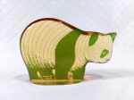PALATNIK – Escultura cinética representando panda em resina de poliéster de manufatura Abraham Palatnik. Medindo 7 cm de altura por 10,5 cm de diâmetro. 