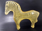 PALATNIK – Escultura cinética representando zebra em resina de poliéster de manufatura Abraham Palatnik. Medindo 16,5 cm de altura por 19 cm de diâmetro. 