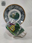 WOOD & SONS ENGLAND - Grande xícara para chá e seu pires em porcelana ricamente decorada por castelos e fazendas européias em policromia emolduradas por larga faixa floral em tom cinza. Mede 6,8 x 9,5 cm a xícara e 14,5 cm de diâmetro o pires.