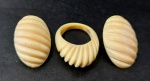 MARFIM - Lote contendo par de brincos de pressão e anel aro 14 em MARFIM decorados por caneluras. Os brincos medem 3 x 2 cm e o anle aro 14 mede 3 cm.