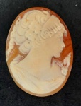 Belo camafeu italiano produzido em concha natural e decorado por figura feminina rica em detalhes. Mede 3,5 x 2,5 cm.