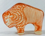 PALATNIK – Escultura cinética representando bisão em resina de poliéster de manufatura Abraham Palatnik. Medindo 8 cm de altura por 10 cm de comprimento. 