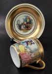 Mini xícara para café de coleção em porcelana com pintura em ouro decorada por cenas galantes. Mede 4 x 4 cm a xícara e 8,8 cm de diâmetro os pires. 