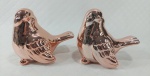 Belo e decorativo par de pássaros em porcelana de tom rosé metálico ricos em detalhes medindo 9,5 cm de altura por 11 cm de comprimento cada.