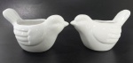 Par de castiçais em porcelana branca representando pássaros medindo 7 cm de altura por 12 cm de comprimento.