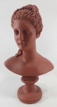 Busto representando Proserpina - filha de Júpiter e Ceres - pertencente ao panteão romano; Mede 31 cm de altura por 17 cm de comprimento.