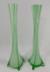 Par de vasos solifleur em vidro leitoso nos tons verde e branco. Medem 30 cm cada. OBS: Possuem pequenos bicados na borda, ínfimos.
