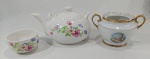 Lote contendo pequeno bule e copinho para chá em porcelana chinesa Taifei  - sem alça - e açucareiroporcelana Real sem tampa. Maior tamanho 10,5 x 17 cm.