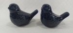 Belo e decorativo par de pássaros em porcelana azul cobalto ricos em detalhes medindo 8 cm de altura por 10,5 cm de comprimento cada.