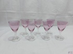 Jogo de 7 taças de vinho branco em fino cristal rosa. Medindo 7cm de diâmetro x 13,5cm de altura.