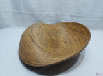 Centro de mesa em madeira na forma de onda. Medindo 48cm x 48cm x 16cm de altura.