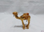 Caixa na forma de camelo em bronze esmaltado Qifu. Medindo 7,5cm de altura x 8cm de comprimento.