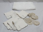 Lote de tecidos de cozinha, composto por toalha de mesa tipo rendão, guardanapos em tecidos diversos e porta copos em tecido. Medindo a toalha 150cm x 140cm.