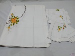 Toalha de mesa com 9 guardanapos em algodão com bordado em ponto crus. Medindo a toalha retangular 190cm x 150cm.