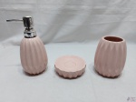 Toucador com 3 peças em porcelana rosa canelada. Medindo o suporte para sabão liquido 18cm de altura.