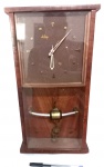 Relógio para parede, da marca Dimep, com estrutura produzida em madeira, com funcionamento à corda, medidas 41,5X25X9 cm, não funciona, no estado.