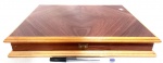 Bela caixa produzida em madeira, com interior aveludados, medidas 30X29X6 cm, em ótimo estado de conservação.
