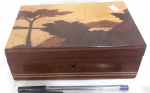 Caixa porta jóias, produzida em madeira marchetada, com representação de paisagem, inteior revestido com tecido, medidas 18X12X6,5 cm.