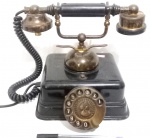 Antigo telefone de disco, com estrutura produzido em metal com guarnições em bronze, maior comprimento 26 cm, não testado.