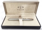 Belíssima caneta pena, da marca Parker, de origem america, produzida em prata, com pena original produzida em ouro 14K, acomodado em caixa original da marca.
