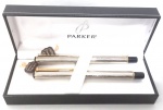 Conjunto de canetas esferográfica e pena, da marca Parker, de origem americana, produzidas em aço, acomodadas em estojo original da marca, possuem gravação.