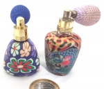 Lote contendo 2 estiloso perfumeiros de bolsa, produzidos em materiais sintéticos, maior comprimento 6,5 cm