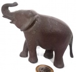 Escultura produzida em bronze, representando elefante com a tromba para cima, dito ` atrair sorte `, maior comprimento 11 cm.