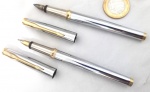 Lote contendo 2 canetas penas de luxo, produzidas em aço e detalhes banhados a ouro, sem referência de marca.