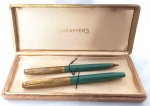 Conjunto de canetas esferográfica e pena, da marca Sheaffer`s, acomodadas em estojo original da marca, marcas do tempo.