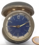 Relógio despertador da marca Seiko, com funcionamento a corda, de origem japonesa, em funcionamento, marcas do tempo.