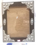 Belíssimo porta retrato produzido em madeira com guarnições metálicas, em estilo Rocaille, medidas 29,5x24cm.